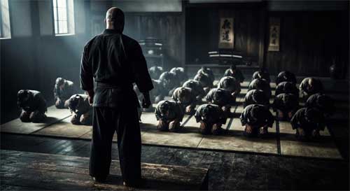Silueta de un instructor de artes marciales de espaldas observando a sus alumnos desde una posición elevada, creando una atmósfera de autoridad absoluta y misterio