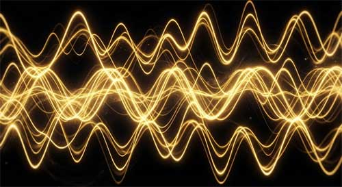 Representación abstracta de ondas sinusoidales rápidas y sincronizadas de color dorado brillante sobre fondo oscuro, simbolizando la alta frecuencia y coherencia de las ondas gamma cerebrales
