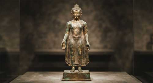 Estatua de bronce macizo estilo Licchavi, Buda Sakyamuni de pie, túnica fina transparente revelando el cuerpo