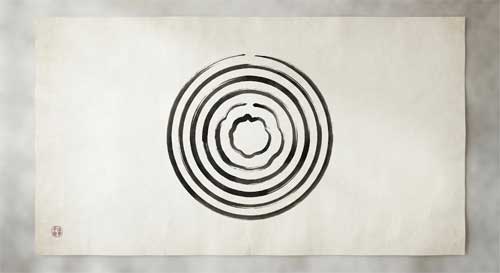 Ilustración minimalista estilo zen, tinta negra sobre papel arroz, siete círculos concéntricos imperfectos representando los factores