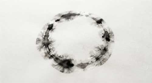 Ilustración abstracta estilo zen contemporáneo, círculo taijitu desdibujado en tinta negra sobre papel arroz