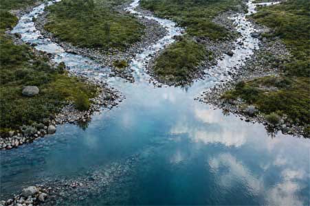 Paisaje natural de aguas fluviales uniéndose, representando la raíz común del budismo Chan